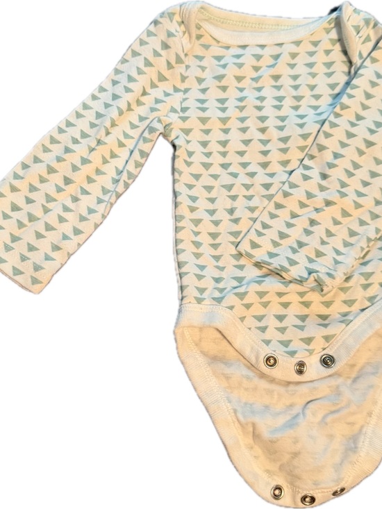 cloud island Other - cloud island Off-White Long-Sleeve Bodysuit with Light Green Triangle Print